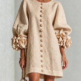 Rochie mini de damă cu nasturi florali, mâneci 3/4 și manșete în formă de trandafir