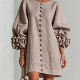 Rochie mini de damă cu nasturi florali, mâneci 3/4 și manșete în formă de trandafir