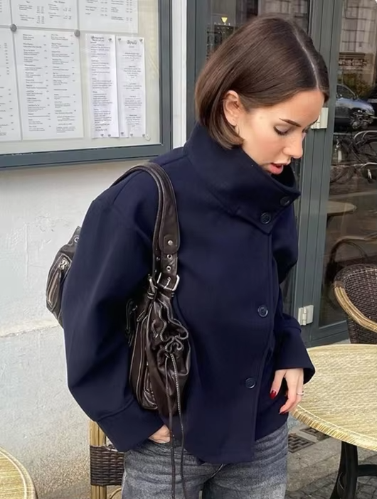 Jachetă Scurtă Elegantă cu Nasturi Dubli, de Damă, Ușor de Asortat – purtată, vedere laterală, bleumarin închis